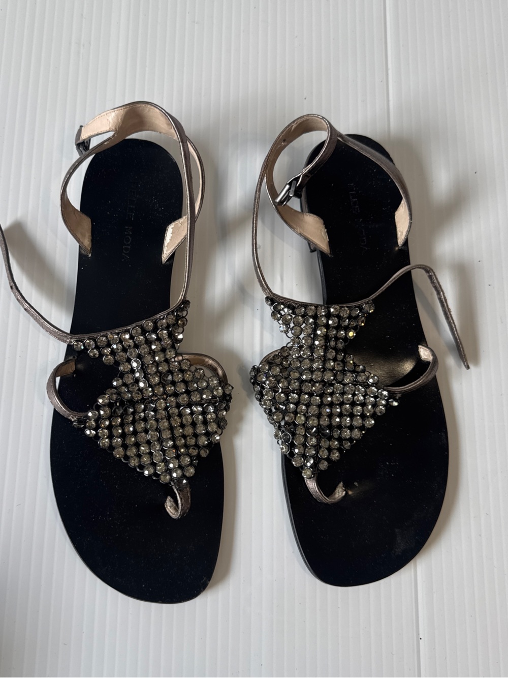 Pelle Moda Billie MK Crystal Thong Sandals Pewter Metallic Rhinestone Y2K 8.5